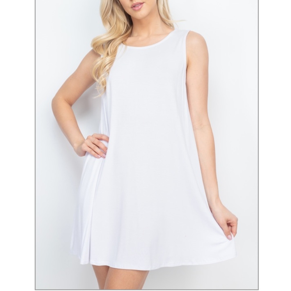 White sleeveless scoop neck sleeveless dress, cute basic!🤍